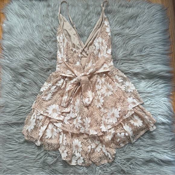 Elegant Floral Lace Romper - Picture 6 of 10